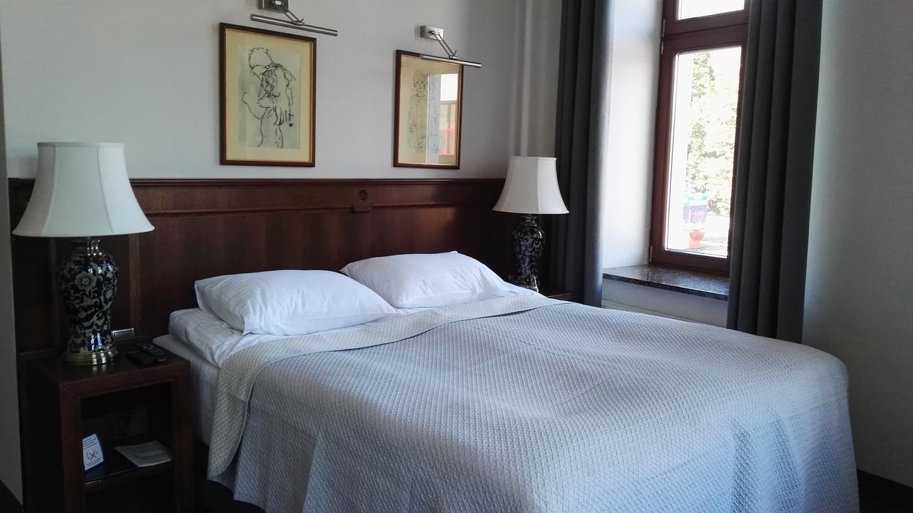 Hotel Retro B.A. Zientarski Зелёна-Гура Экстерьер фото